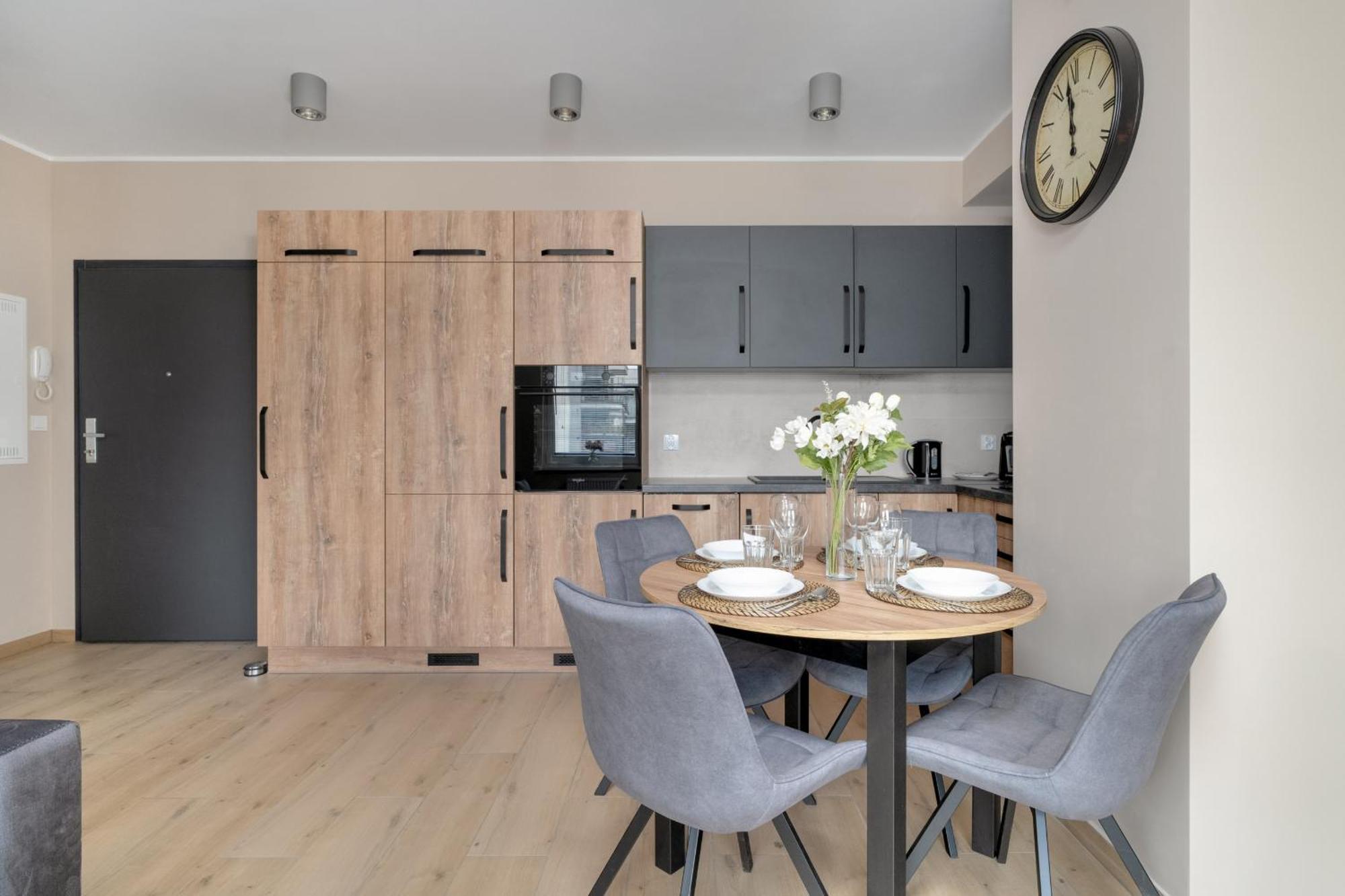 Cosy And Bright Apartment With Parking In Poznan By Noclegi Renters Exteriör bild